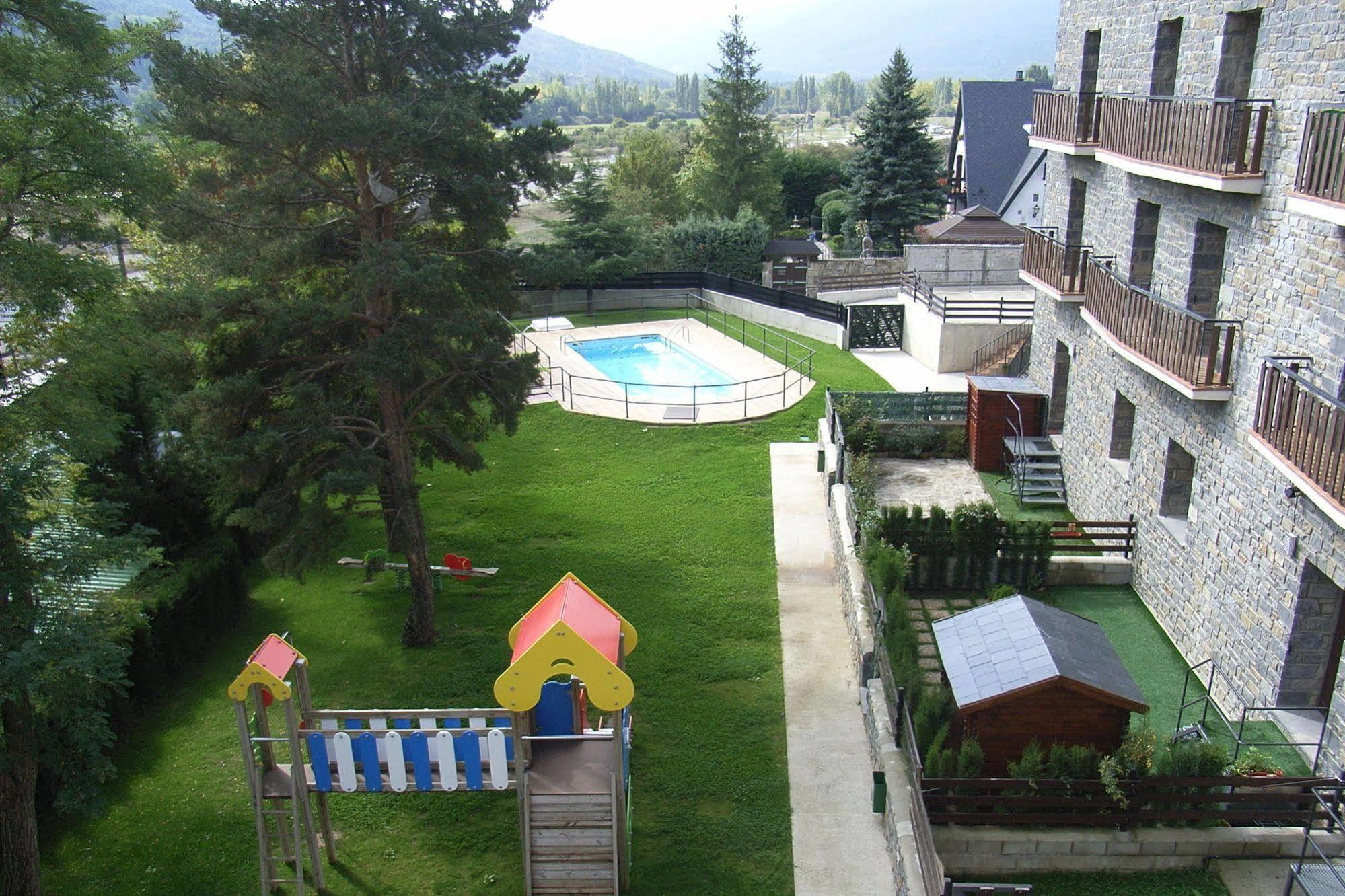Roca Nevada Suites Villanua Bagian luar foto